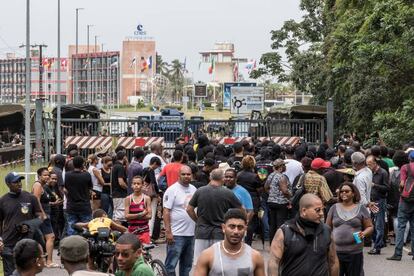 Una multitud bloquea uno de los accesos al Centro Espacial Guayanés, el 5 de abril de 2017.