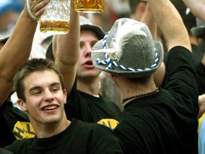 Jóvenes alemanes beben cerveza durante la Fiesta de Octubre en Múnich.