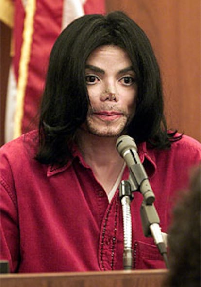 Michael Jackson, durante una declaración en Santa Bárbara.