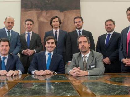 Sentados: Javier &Aacute;lvarez-Rendueles, Ignacio S&aacute;nchez de Lamadrid y Pablo Llad&oacute;. De Pie: Diego Santacreu, Jos&eacute; Luis Carranza, Alfonso P&eacute;rez Carrascosa, Guillermo Bergareche, Carlos Ballesteros, Alberto Garc&iacute;a Magdalena y Avelino Abell&aacute;s.
 