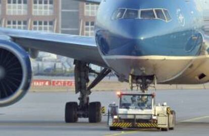 Un vehículo lleva a un avión a su posición de aparcamiento en el aeropuerto de Fránkfort (Alemania). EFE/Archivo