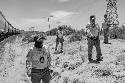 Oficiales de inmigración mexicanos buscan indocumentados en 'La Bestia', en un intento por reducir el flujo de migrantes hacia la frontera sur de Estados Unidos en Samalayuca, el 13 de mayo de 2023.