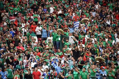 Afición mexicana en las gradas del estadio en Arizona.