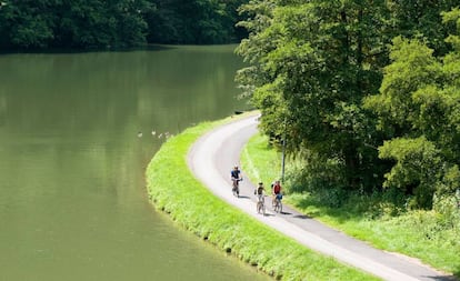 Paseo junto al río Mosa, en Charleville (Francia).