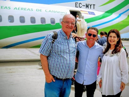 Los abogados Miguel Ángel Jérez, José María Costa e Inés Miranda antes de tomar el avión a El Aaiún.