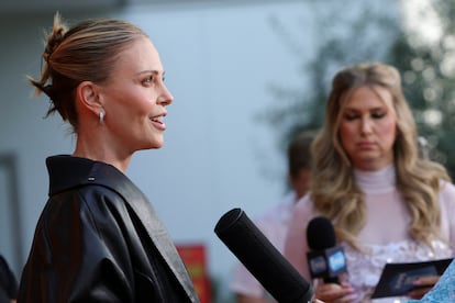 Charlize Theron durante su discurso en la gala anual de su ONG, celebrada en Los Ángeles, California, el 28 de junio de 2025.
