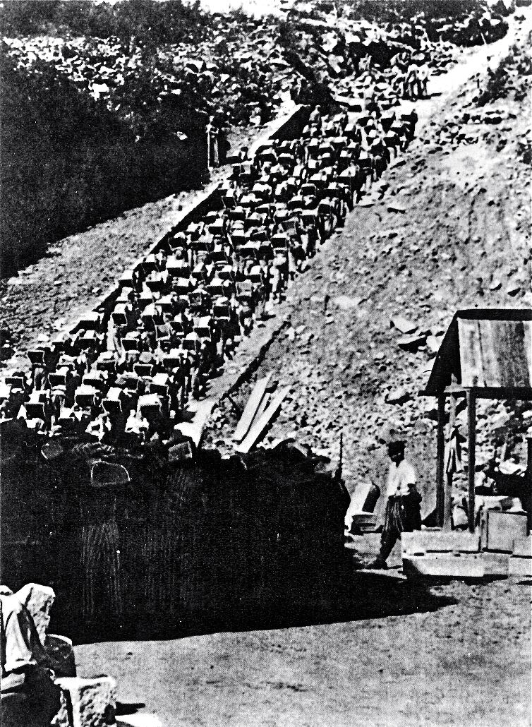 Prisioneros cargando rocas en la cantera de Mauthausen, en 1942, en una imagen cedida por los autores del libro.