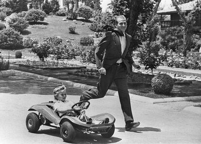 31 de octubre de 1975. El príncipe Juan Carlos juega con su hijo Felipe en los jardines del Palacio de la Zarzuela en Madrid.