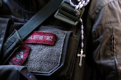 Un miembro de las Fuerzas de Defensa Nacional de Chin (CNDF) luce un rosario en su uniforme en Falam, el pasado 31 de diciembre.