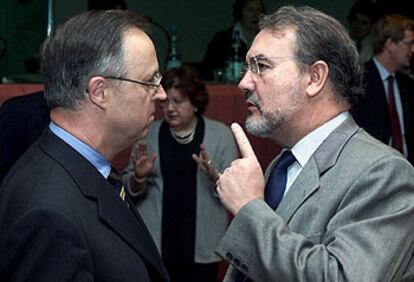 Pedro Solbes (derecha) habla con el ministro alemán de Finanzas, Hans Eichel, en una reunión en Bruselas.