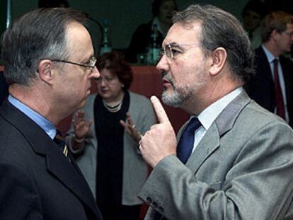 Pedro Solbes (derecha) habla con el ministro alemán de Finanzas, Hans Eichel, en una reunión en Bruselas.
