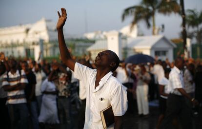 A la hora exacta del terremoto, las 16.53 (22.53 en España) está previsto que los haitianos que viven en el país y en el extranjero se arrodillen y eleven una oración colectiva.