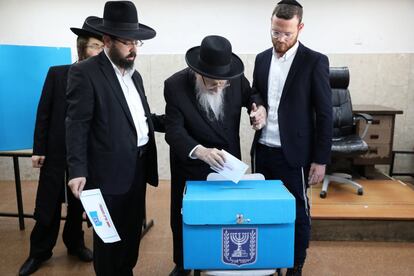 Judíos ultraortodoxos votan en la ciudad de Jerusalén (Israel), el día 17 de septiembre. 