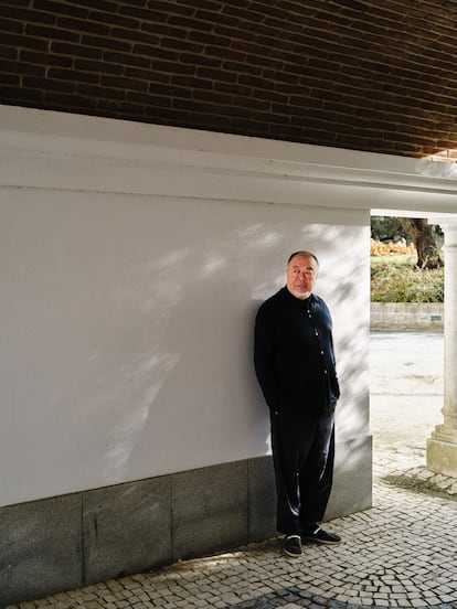 Ai Weiwei vive y trabaja en una típica casa rural con patio que, poco a poco, se va convirtiendo en la casa de un artista.