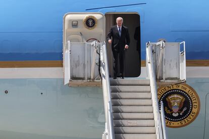 El presidente de EE UU, Joe Biden, desciende del 'Air Force One' a su llegada a la base aérea de Torrejón de Ardoz, en Madrid, este martes. 
