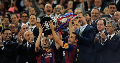 Iniesta i Xavi amb la Copa del Rei.