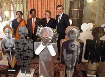 La representante especial de la ONU para los niños y conflictos armados, Radhika Coomaraswamy, el menor ex soldado Ishmael Beah, la directora general de UNICEF, Ann Veneman, y el ministro de Exteriores francés, Philippe Douste-Blazy.