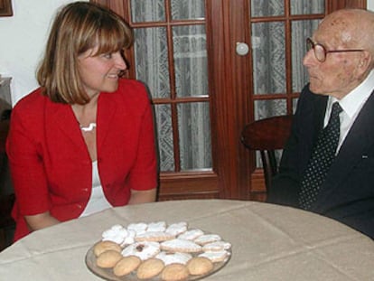 Rosa Estarás visita al centenario Joan Riudavets, de 113 años