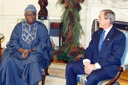 El presidente Bush charla con su homólogo nigeriano, Olusegun Obasanjo, en el Despacho Oval.