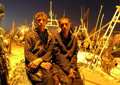 BirAli y Mohamed, candidatos a la emigración, esperan en el puerto de Tánger.