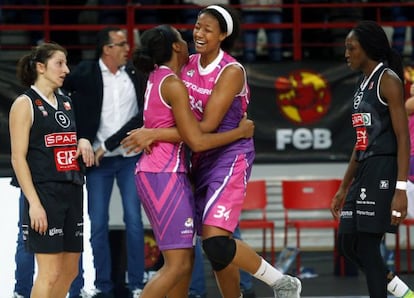 Chelsea Davis y Adaora Elonu se abrazan para celebrar el pase.