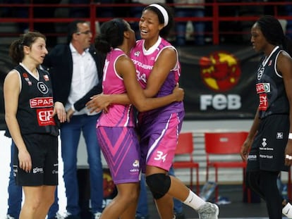 Chelsea Davis y Adaora Elonu se abrazan para celebrar el pase. 