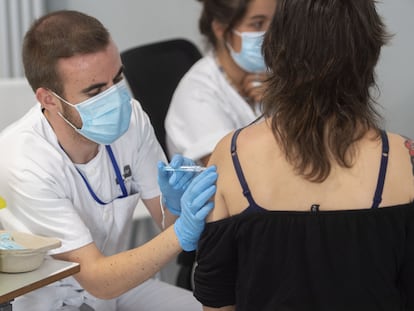 Una joven recibe la primera dosis de la vacuna Pfizer en el Zendal, en Madrid, el pasado 14 de julio.