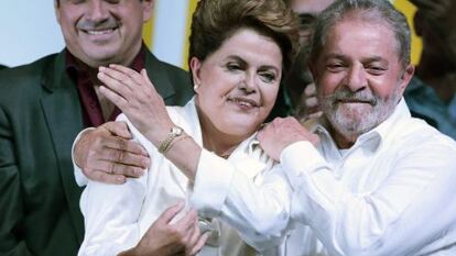Dilma discursa ao lado de Lula na noite deste domingo.