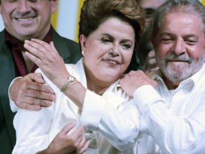 Dilma discursa ao lado de Lula na noite deste domingo.