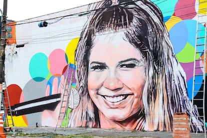 A mural in São Paulo pays tribute to the singer Marília Mendonça, who died in a plane crash.