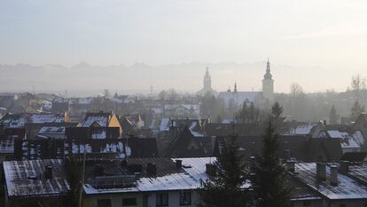 Así se ve Nowy Targ desde la colina donde se encuentran el hospital y el cementerio municipal. Este 14 de diciembre no fue uno de los días peores pero se puede apreciar cómo el smog engulle la ciudad de tejados a dos aguas. Al fondo, apenas imperceptibles pero a pocos kilómetros, se elevan los Tatras, los montes que forman parte de la cadena de los Cárpatos que separan Eslovaquia y Polonia. Zakopane, el resort de montaña que quiere ser la capital de invierno de Polonia se encuentra a 23 kilómetros