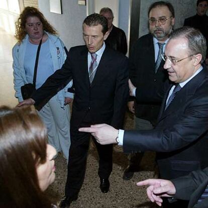 Butragueño y Florentino Pérez, a su llegada al hospital de Sagunto el sábado.