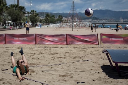 DVD 1215 02/06/24 Badalona. Torneo de Teqvoly (voleibol de mesa), nuevo deporte que combina elementos del voleibol con otros del tenis mesa, celebrado en la playa de Badalona. [ALBERT GARCIA] 

