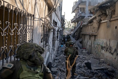 Militares de Israel participaban en la operación terrestre dentro de la franja de Gaza, en una imagen sin fechar y distribuida por el ejército israelí.