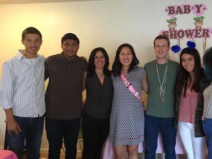 Mark Zuckerberg, sua esposa, Priscilla Chan, com seus alunos.
