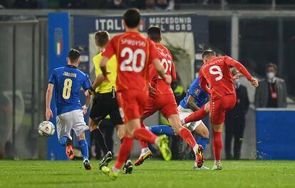 Aleksandar Trajkovski marca el gol de Macedonia del Norte contra Italia.