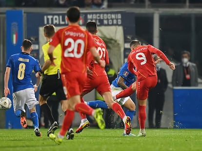 Aleksandar Trajkovski marca el gol de Macedonia del Norte contra Italia.