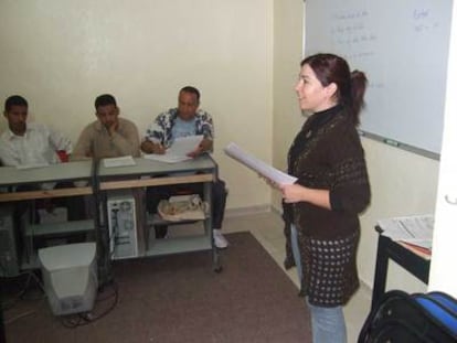 Sara Domene imparte clase de español a unos alumnos en El Aaaiún.