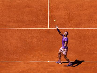 Nadal saca durante el partido de cuartos contra Popyrin en la Caja Mágica.