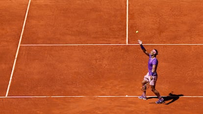 Nadal saca durante el partido de cuartos contra Popyrin en la Caja Mágica.