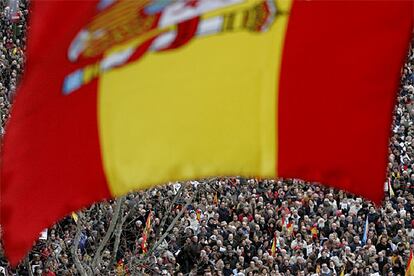 Cientos de personas han recorrido las calles de Madrid para pedir al Gobierno que no negocie con la banda terrorista. No nan faltado durante la manifestación los colores de la bandera española.