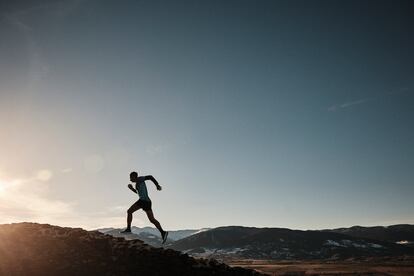 El atleta, en carrera.