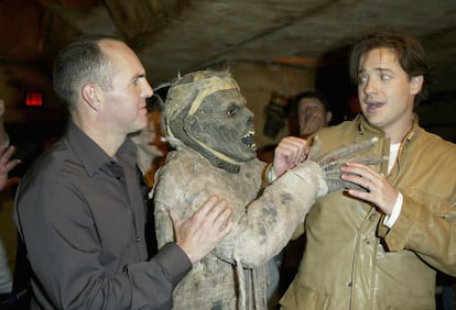 La momia preguntando una cosa a Brendan Fraser durante la inauguración de una atracción basada en 'La momia' en los Universal Studios de Los Ángeles en 2004.