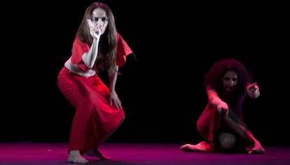 Isabel Bayón (i), durante el espectáculo 'Dju-Dju' en el Teatro Maestraza.