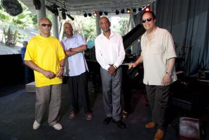 De derecha a izquierda, Cedar Walton y Bobby Hutcherson, junto a dos miembros de su banda, ayer antes del concierto en Almuñécar.