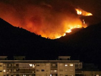 Valencia authorities warn that the success of the firefighting operation will depend on which way the wind blows this evening