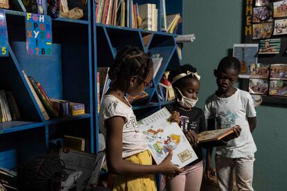 Varios niños de la AMEM llegan al centro antes de empezar las clases para pasar tiempo en la biblioteca. Para ellos, ese espacio constituye una oportunidad para descubrir la lectura, aprender y divertirse. Behrens concreta que todos los libros, tebeos y documentos con los que cuenta la escuela son resultado de donaciones.