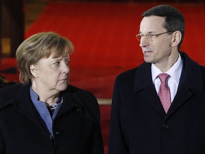 El primer ministro polaco, Mateusz Morawiecki, recibe a la canciller alemana, Angela Merkel, en Varsovia el lunes.