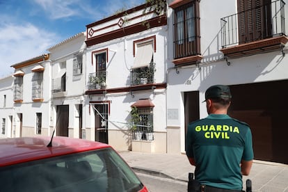 Fachada de la vivienda en Osuna (Sevilla) donde aparecieron los cadáveres de un hombre y una mujer en avanzado estado de descomposición.