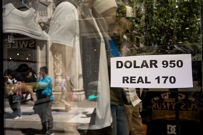 Cotización "blue" del dólar en un local de la calle Florida que acepta pagos en dólares.